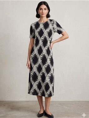 Kindred Black and White Geometric Pleated Midi Dress Size M